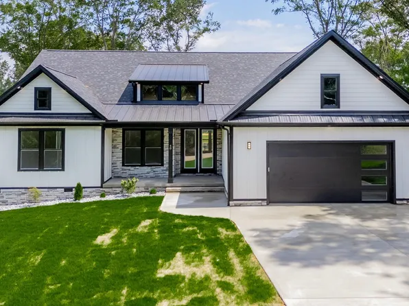 48 Simmons St, Wellford, SC 29385