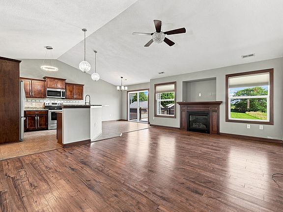 4th image of 606 NE 47th St