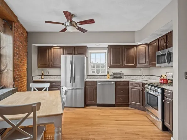 75 Summer St APT 5, Salem, MA 01970