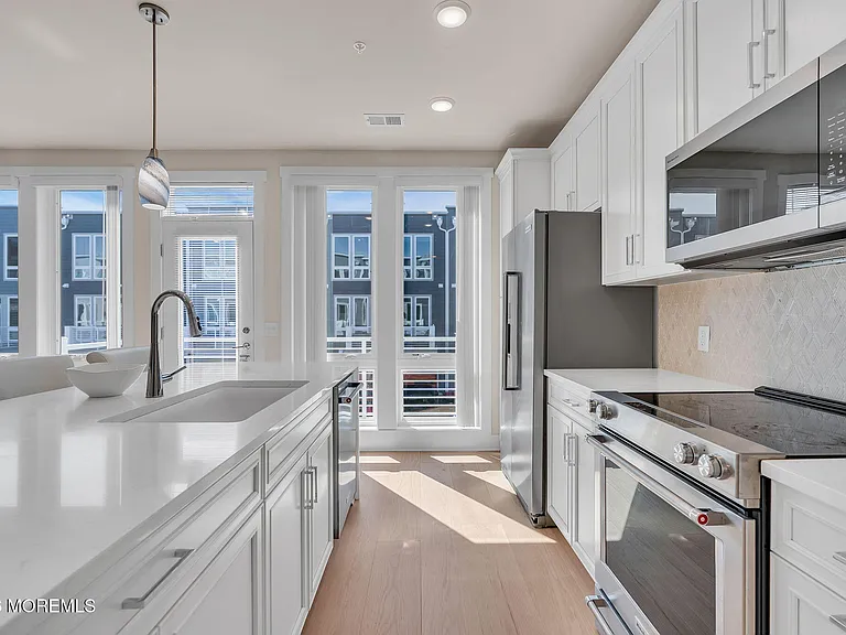 1403 N Kingsley St #210 — Photo 22