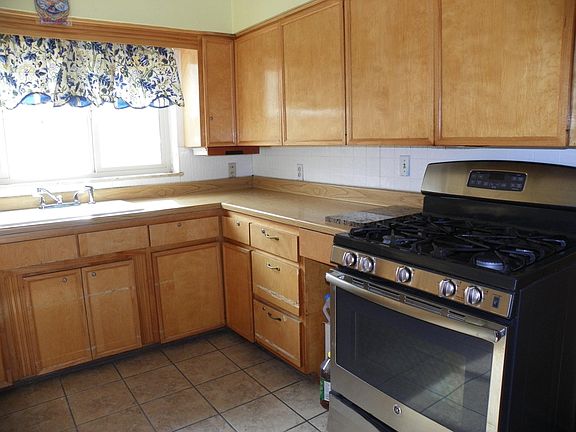5th image of 610 Palisades Dr N