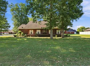 693 Brandon Dr, Muscle Shoals, AL 35661