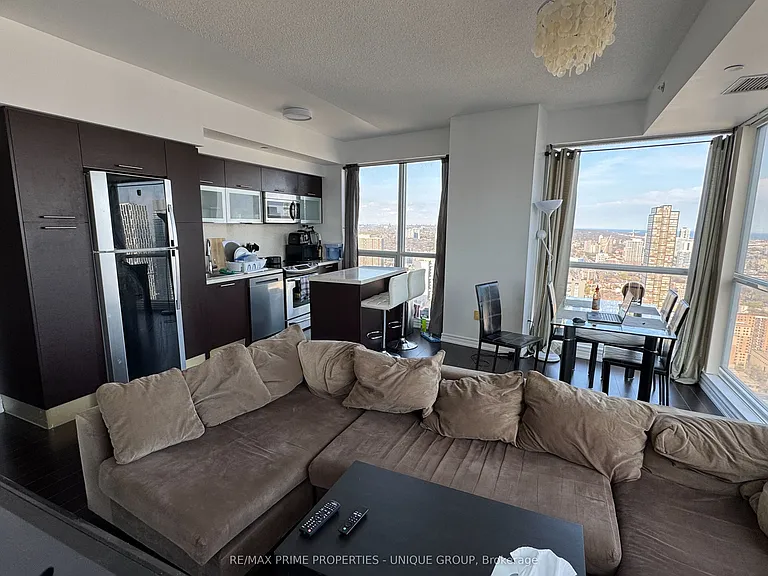 386 Yonge St #3807 — Photo 3