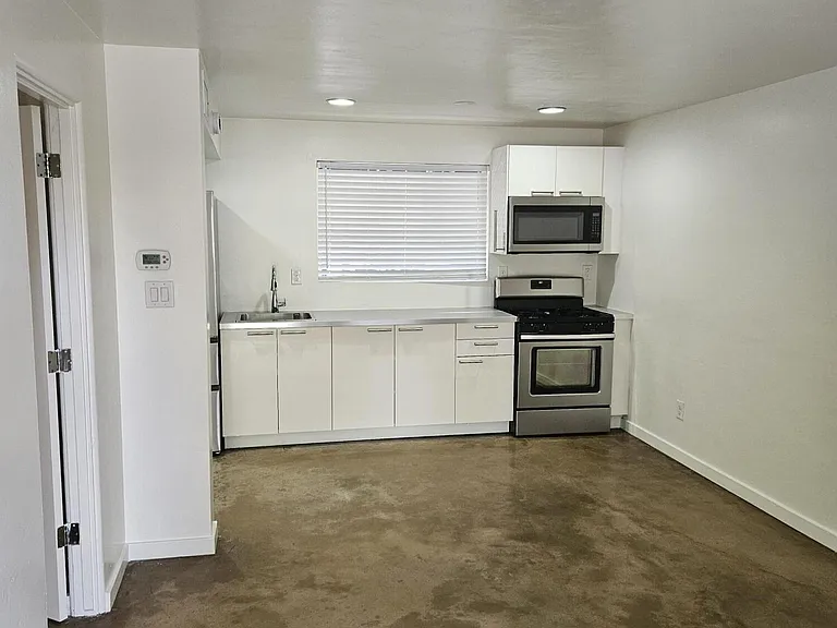 802 W Turney Ave #6A — Photo 2