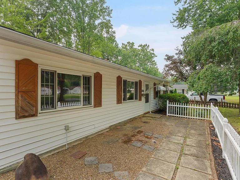 7365 Chennault Dr — Photo 2