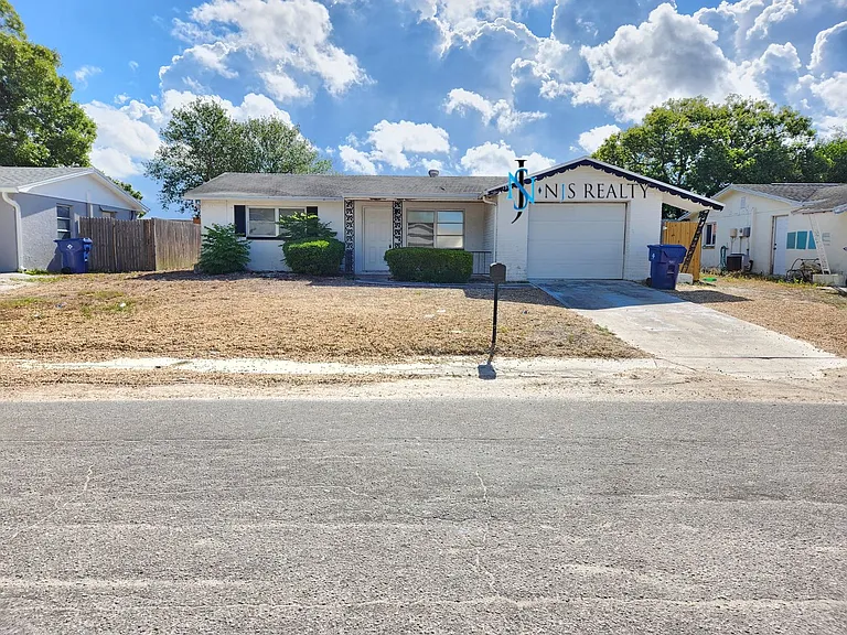 1350 Whitehall Ln — Photo 2