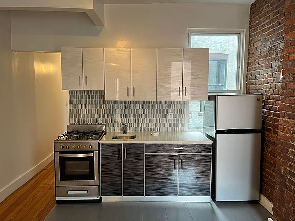 3rd image of 629 Wilson Ave #3A