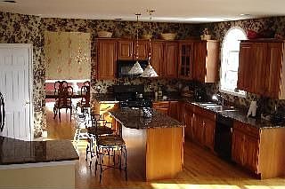 Large Kitchen w/Granite