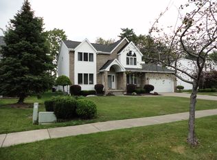 48 Running Brook Dr, Lancaster, NY 14086