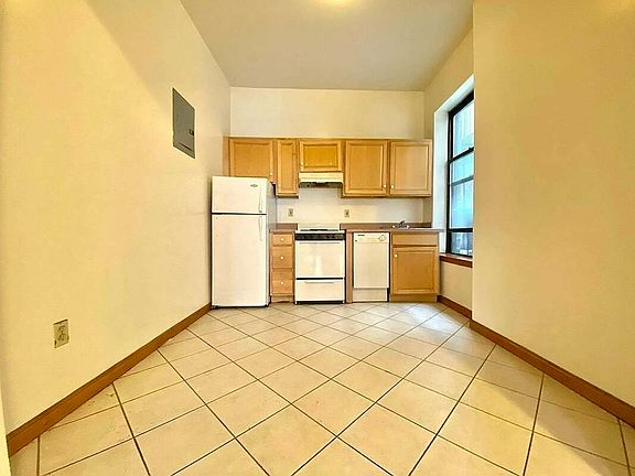 3rd image of 910 Columbus Ave Floor 2