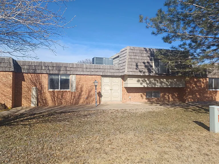 1293 Colonial Pkwy — Photo 1