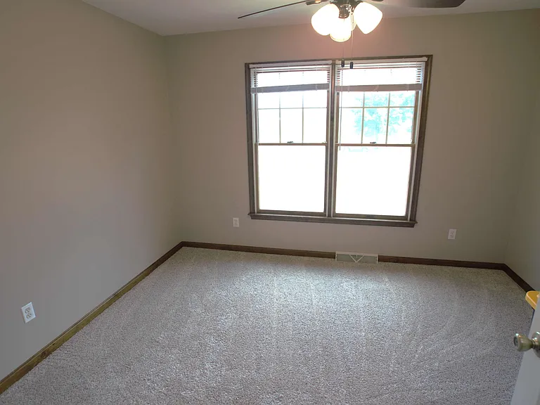 98 Thorndale Cir — Photo 38