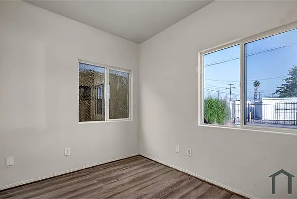 8318 S San Pedro St — Photo 9