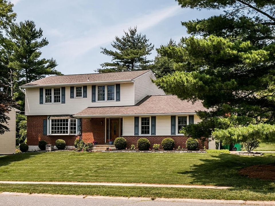 Brandywood beauty: 4 BR, 2.5 BA w/fin bsmt & sunrm