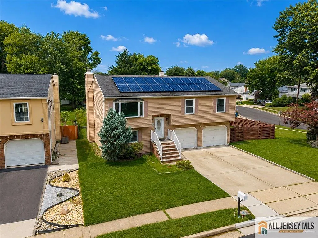 4 bed, 2.0 bath, 1918 sqft, $3,750 — Photo 2