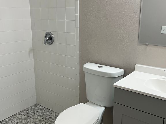 5th image of 671 Woodlane Cir
