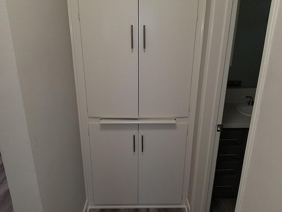 2nd image of 11222 Moorpark St #304