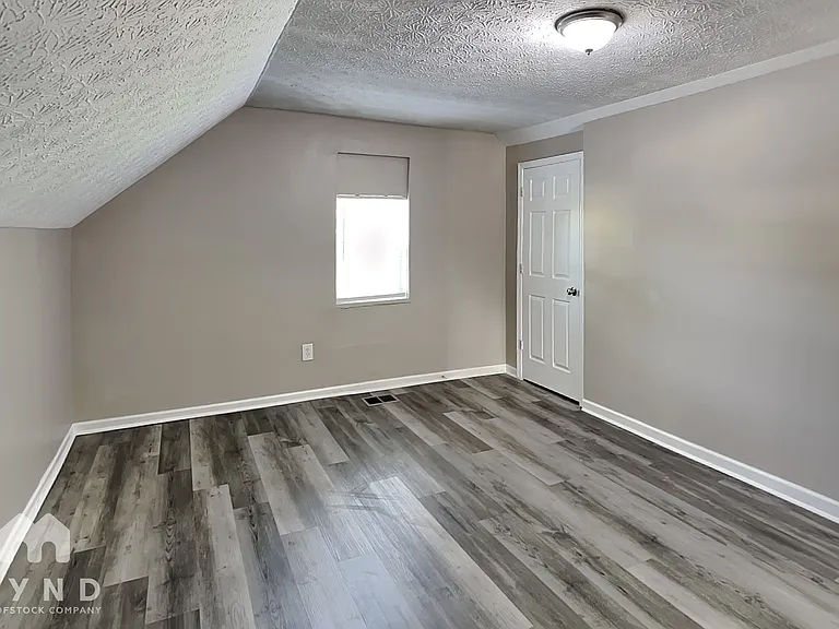 2405 S 7th St — Photo 7