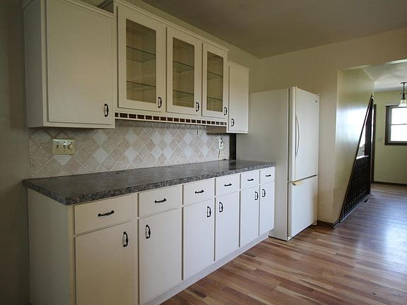 4th image of 6810 Barry St