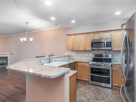 4th image of 755 Hanford St