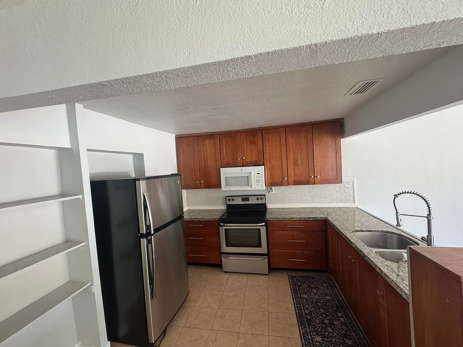 3 bed, 1.0 bath, 980 sqft, $2,600 — Photo 4