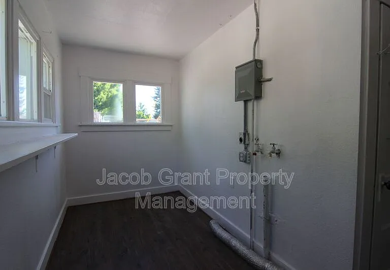 380 Hill St — Photo 9