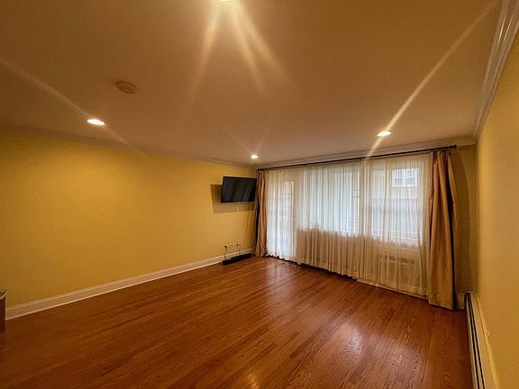 5th image of 6039 N Rockwell St #1B