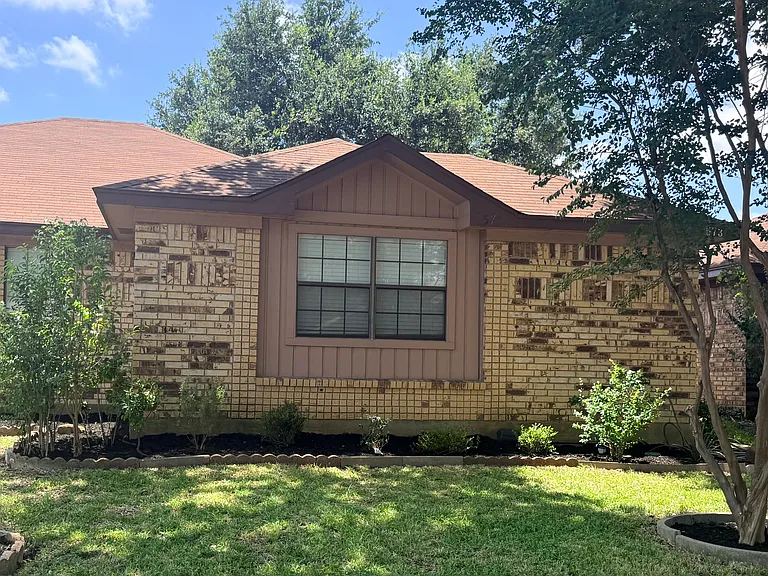 573 Grace Ln — Photo 2