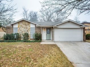 811 Hummingbird Ln, Mansfield, TX 76063