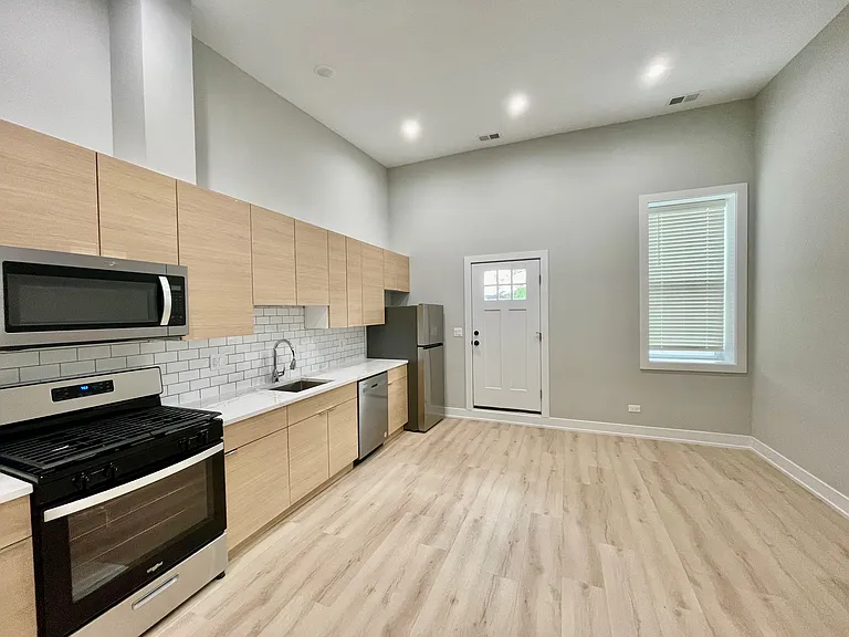 2158 W 18th St #4 — Photo 2