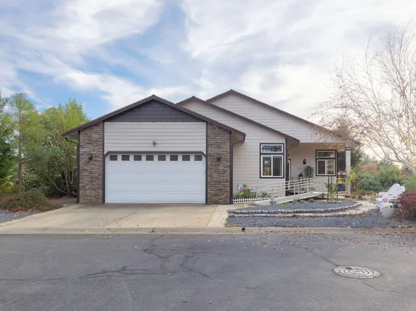 348 Cedar Ridge Dr, Cave Junction, OR 97523