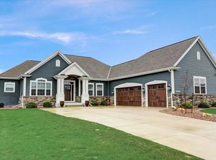 W299N3239 Woodridge Cir, Pewaukee, WI 53072