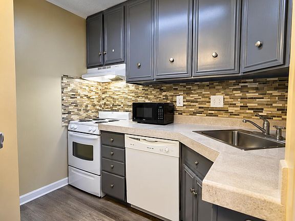 5th image of 208 Lakeside Villa #A