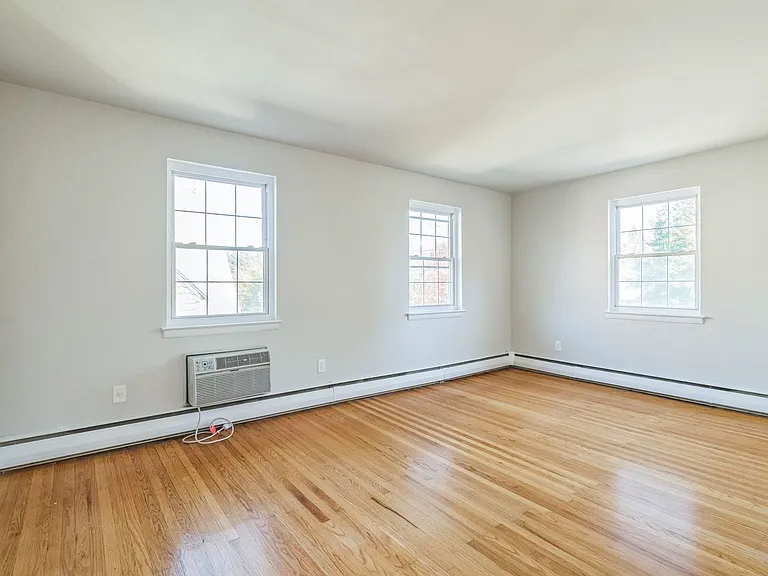412 N Jackson St — Photo 15
