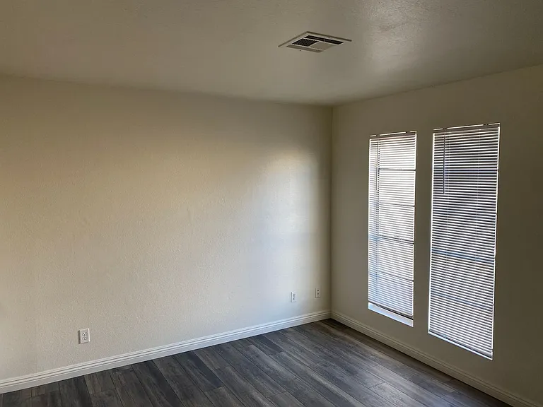 3911 Cambridge St — Photo 5