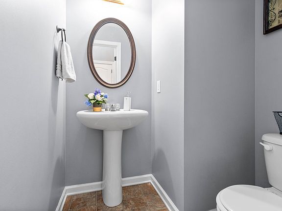5th image of 677 Fox Trail Ct