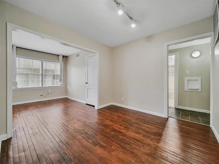 4505 Larch Ln — Photo 5