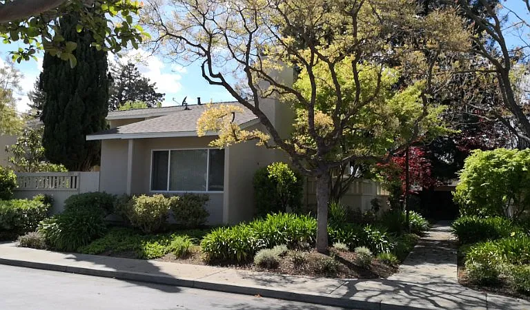 1211 Crescent Ter — Photo 2