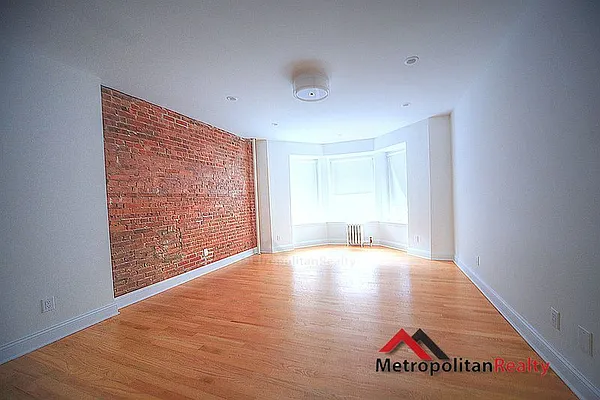 Rented by Metropolitan Realty | media 8