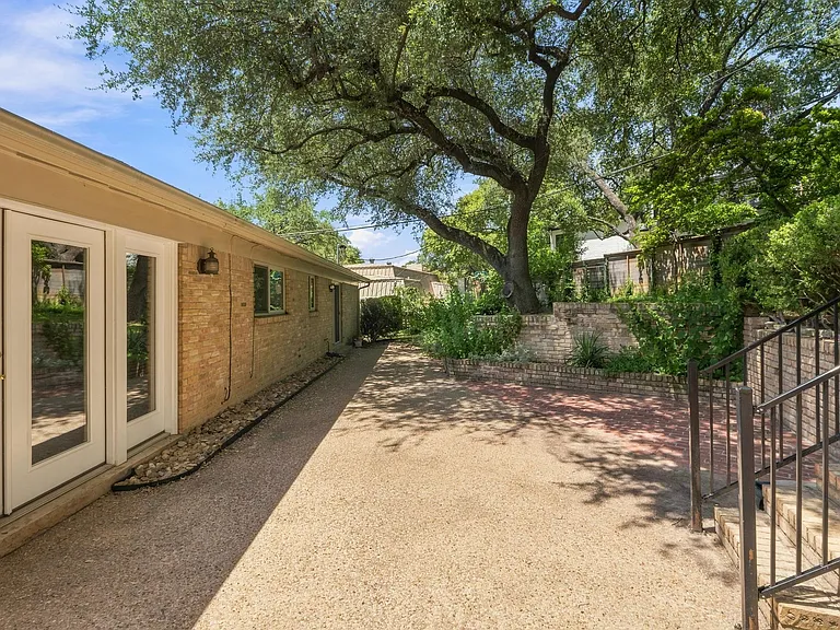 2802 Pecos St — Photo 30