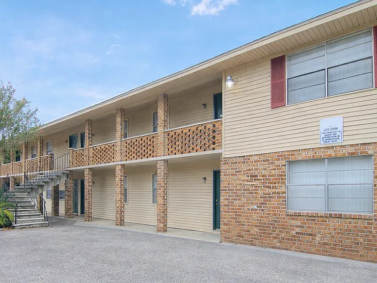 Willow Lake is Minutes from Great Shopping and Dining!