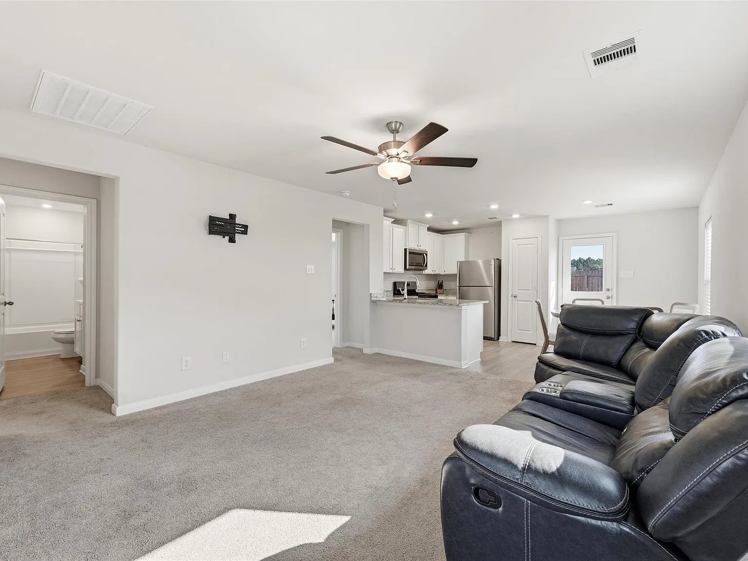 3 bed, 2.0 bath, 1081 sqft, $1,750 — Photo 4
