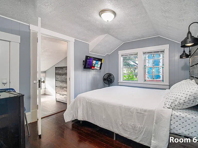 Room 6 Bed, Smart Tv, Mini Fridge