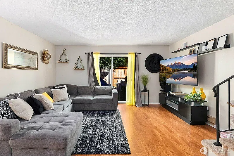 2 bed, 1012 sqft, $2,200 — Photo 2