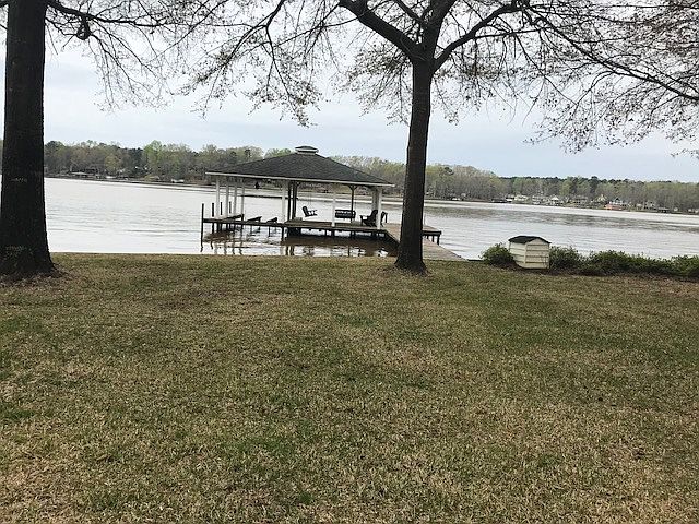 Double boathouse with lift