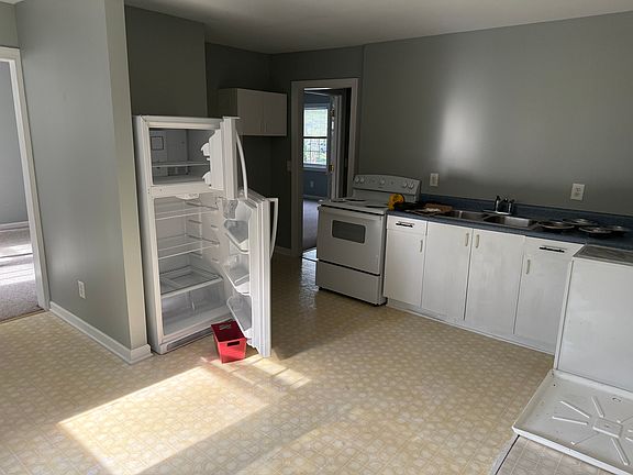 3rd image of 105 Montgomery St APT C