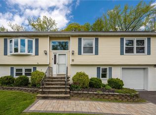 7 Creamery Dr, New Windsor, NY 12553