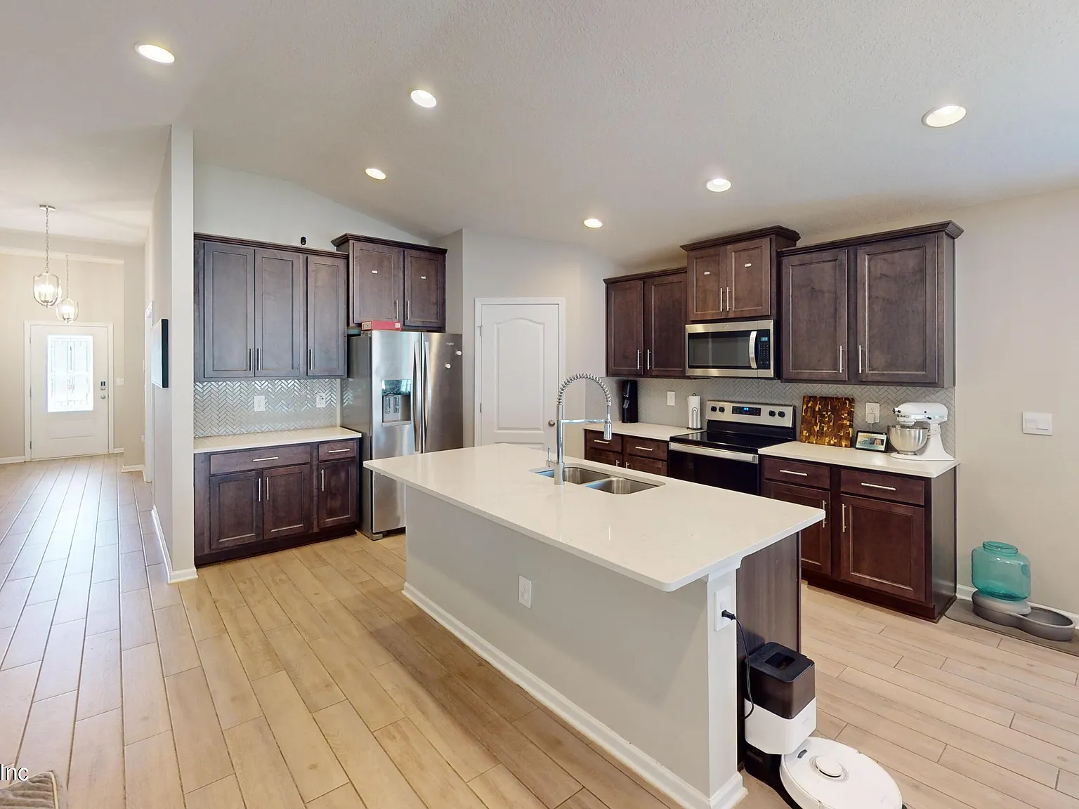 4 bed, 2.0 bath, 1960 sqft, $2,300 — Photo 3