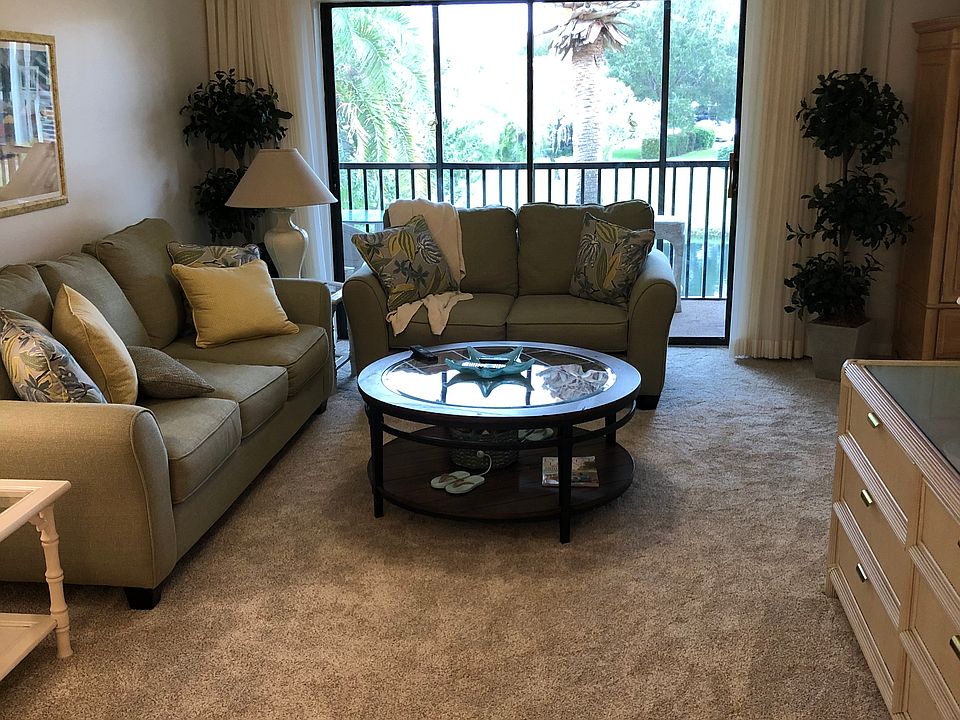 Living Room-Screened Lanai