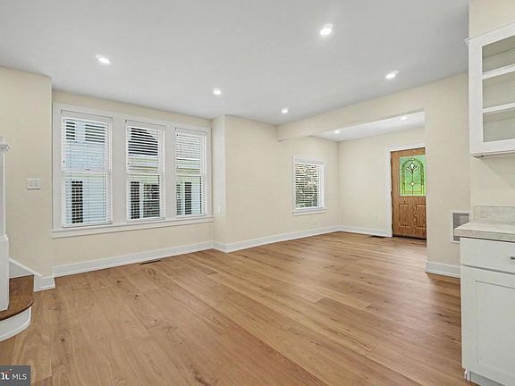 3rd image of 252 E Areba Ave